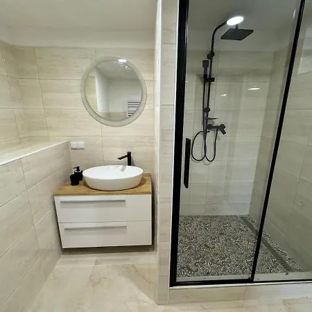 Right Next To The Forest With A Beautiful View Of The Valley Ferienhaus